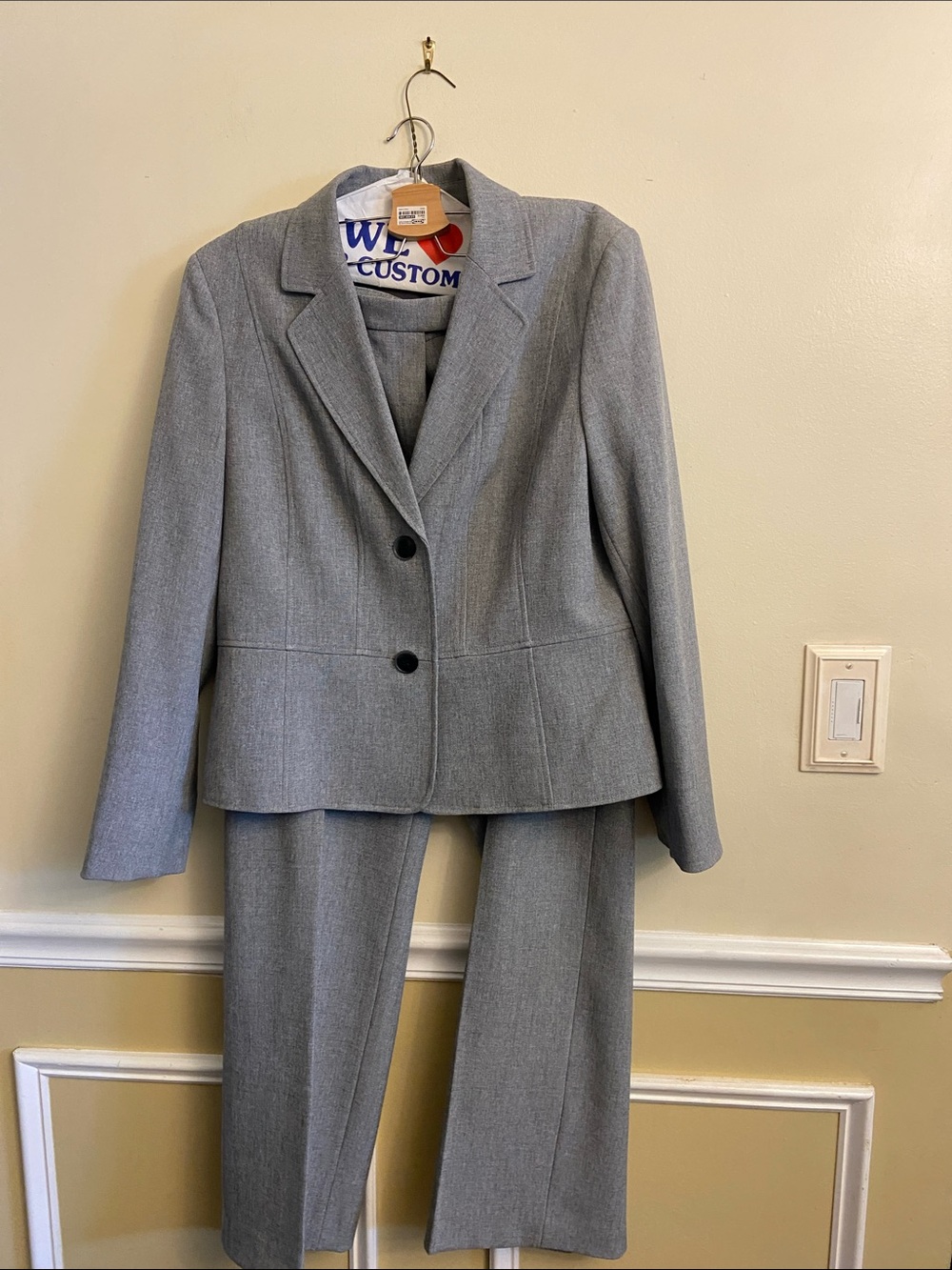 Kasper gray pant suit size 14, unlined pants, one button blazer with split cuffs